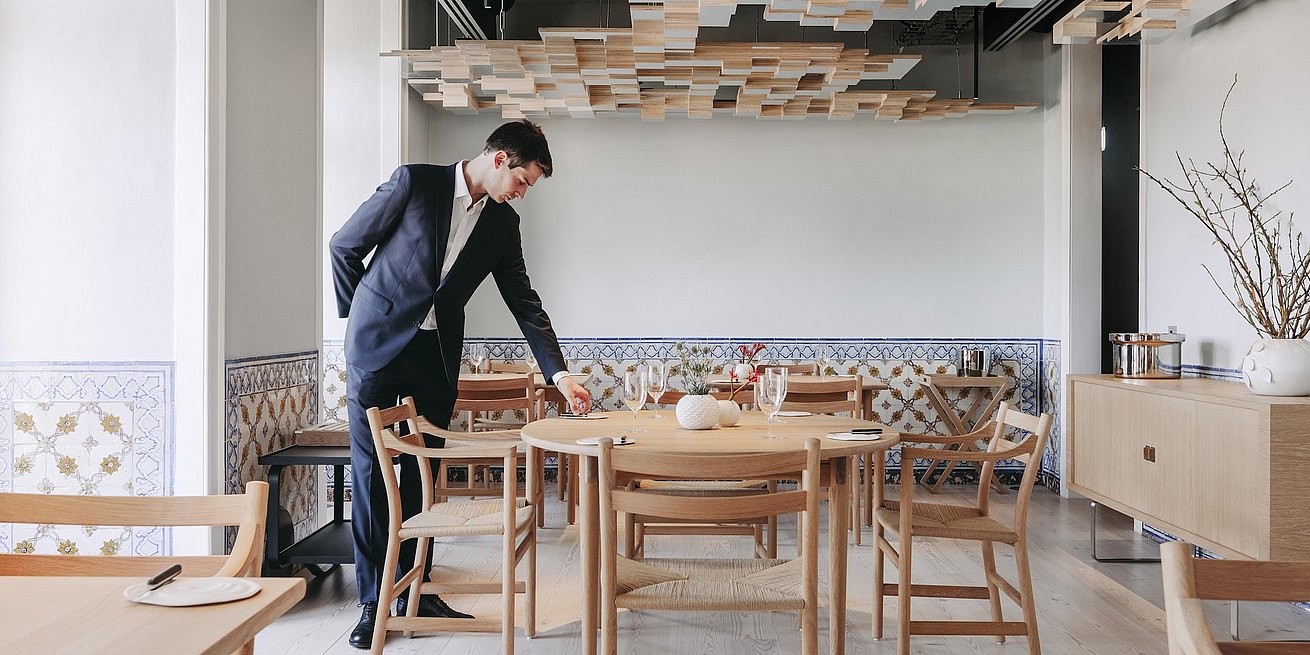 El chef Vincent Farges escogió una impactante cocina bulthaup en blanco y acero inoxidable de casi 100 metros cuadrados